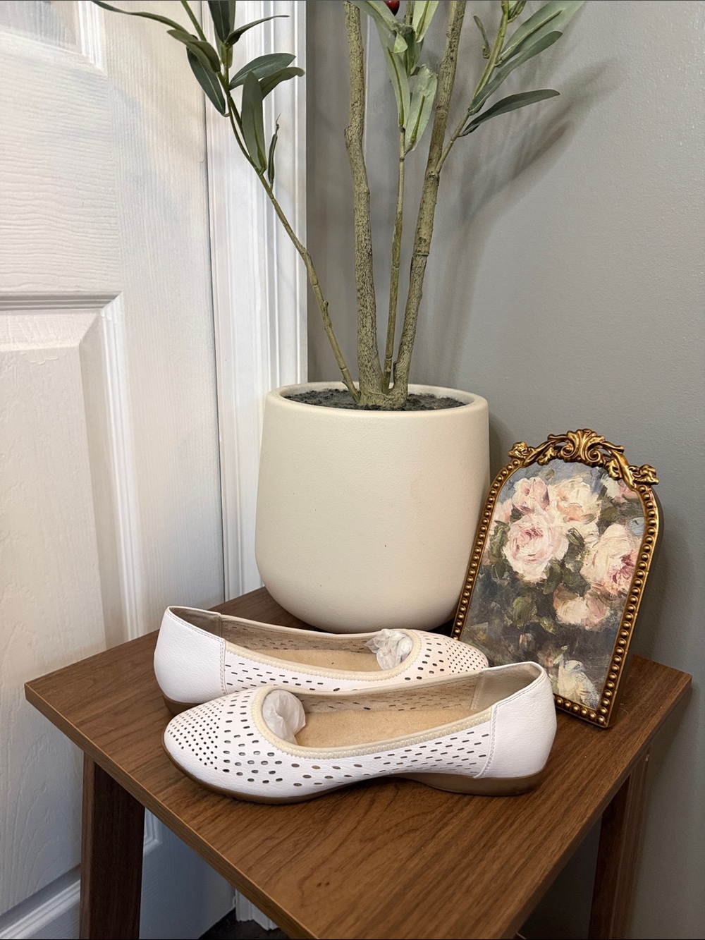 Cliffs by White Mountain Carrie White Perforated Comfort Ballet Flats Women’s 7. - Picture 3 of 7
